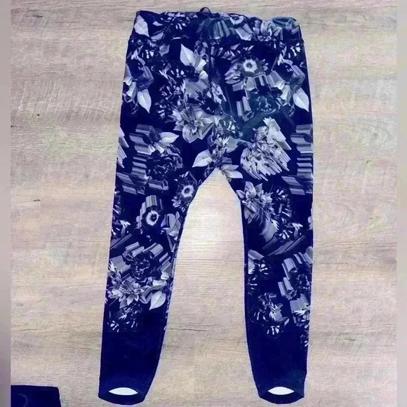 Nike- Dri-Fit Lux Leggings in Black Photo Floral Size Medium - Picture 2 of 4